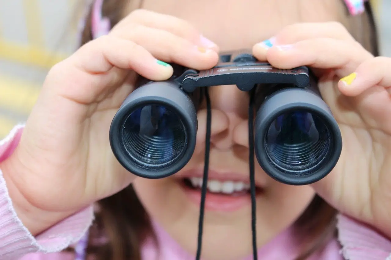 kids binoculars - featured image
